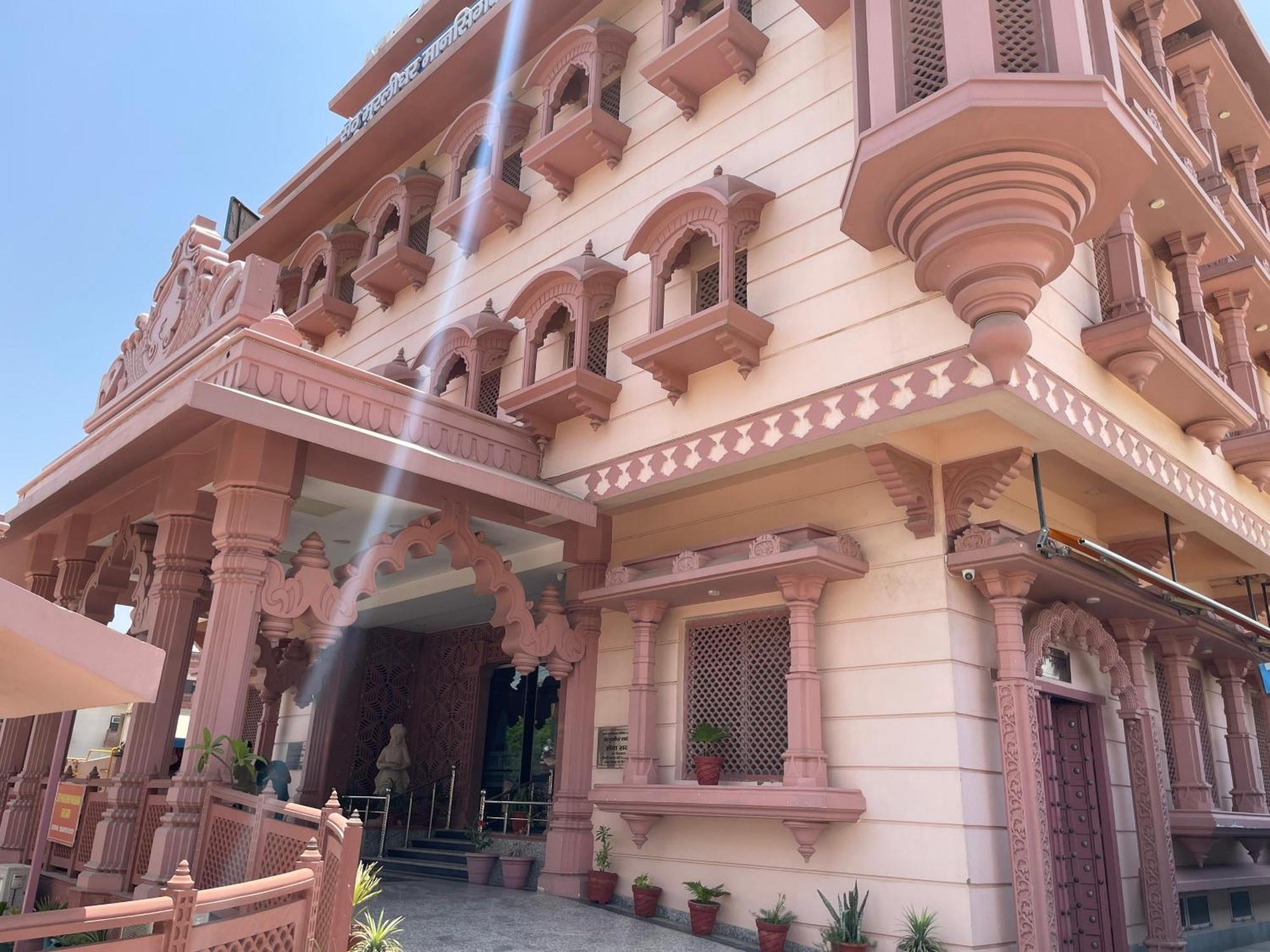 Seth Murlidhar Seva Sadan-near Prem Mandir 3*